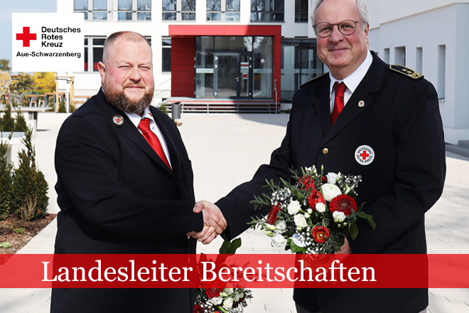 Foto: Feierlich besiegelt wurde die Wahl mit einem Handschlag zwischen dem ehemaligen Landesleiter Ralf Gräser (rechts) und dem neu gewählten Landesleiter der Bereitschaften Mirko Simmert.