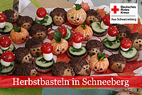 Herbstbasteln in Schneeberg: Servierteller mit herbstlich dekorierten Imbissangebot in Form von Kürbissen, Pilzen und Igeln