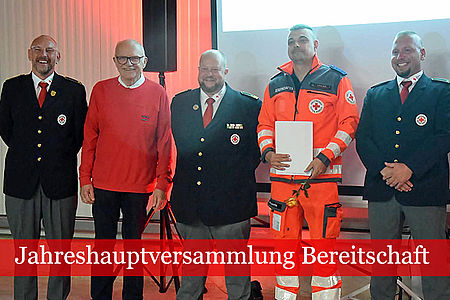 DRK Kreisbereitschaftsleitung und Präsident Joachim Rudler zeichnen ein DRK Mitglied aus