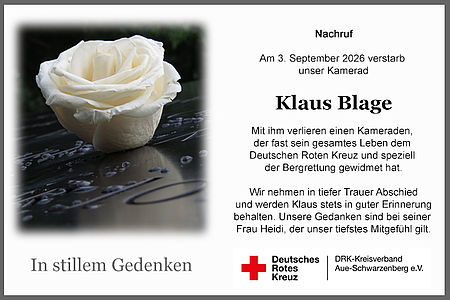 Traueranzeige mit weißer Rose und Text Nachruf
