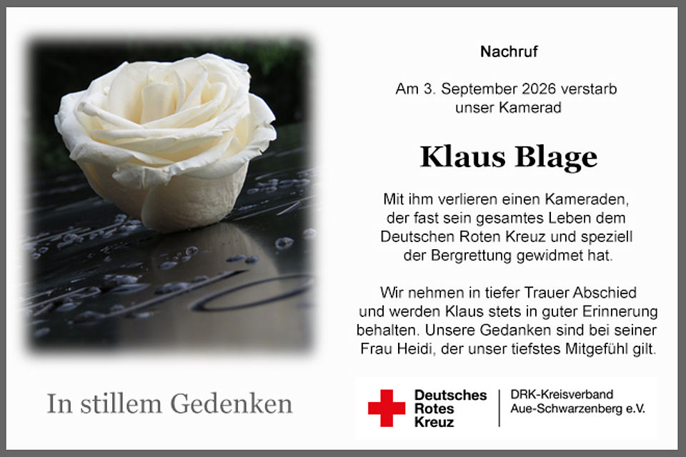 Traueranzeige mit weißer Rose und Text Nachruf