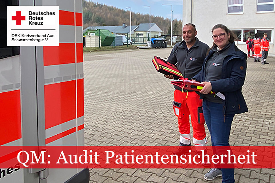 Christian Richter und Lisa Händel vom DRK stehen mit ihren Unterlagen zur QM-Überprüfung neben einem RTW