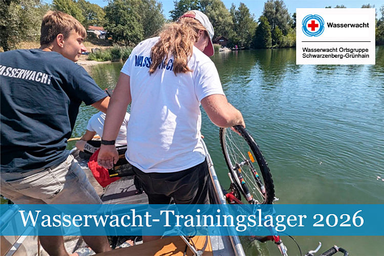 660_2026_Trainingslager_2.jpg Wasserwacht Trainingslager: Jugendliche bergen vom Boot aus ein Fahrrad aus einem See