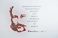 Wandbild in DRK-Geschäftsstelle mit stilisiertem Gesicht von Henry Dunant und einem Zitat