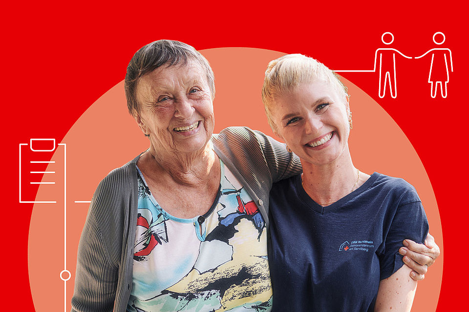 Rotkreuzhelferin umarmt ältere Frau, beide lächeln