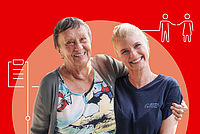 Rotkreuzhelferin umarmt ältere Frau, beide lächeln