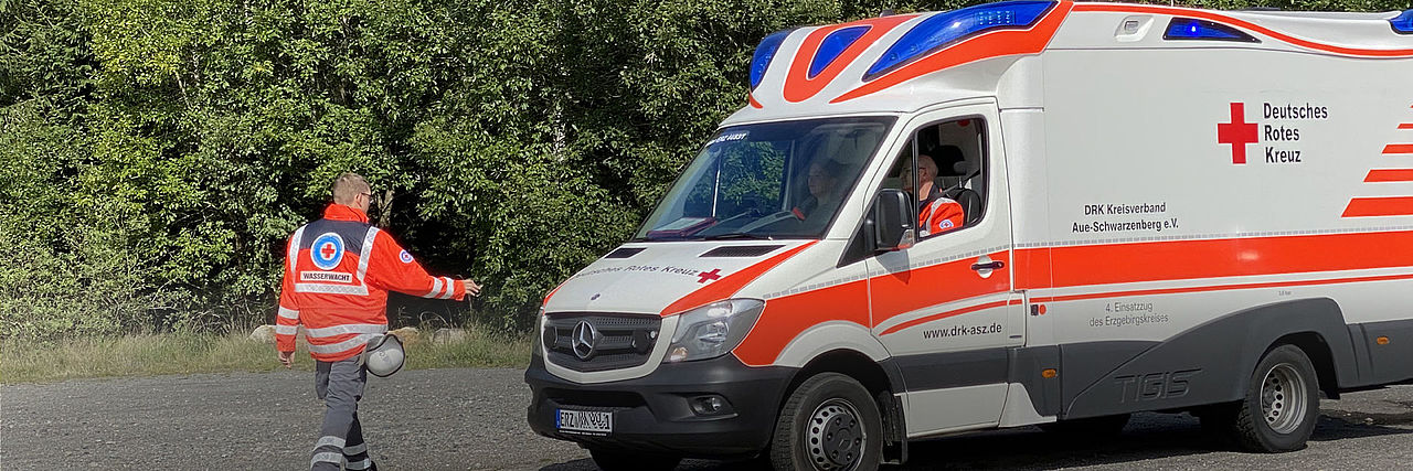 Ehrenamtliches DRK Mitglied weist Fahrzeug ein