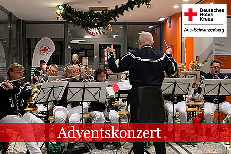 Bergmannsblasorchester bei einem Auftritt, vorne steht der Dirigent, alle in Bergmannsunifom