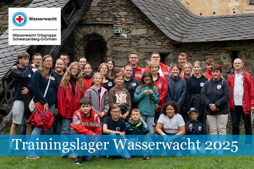 Trainingslager Wasserwacht 2025: Gruppenfoto mit 25 Personen vor einer historischen Mauer