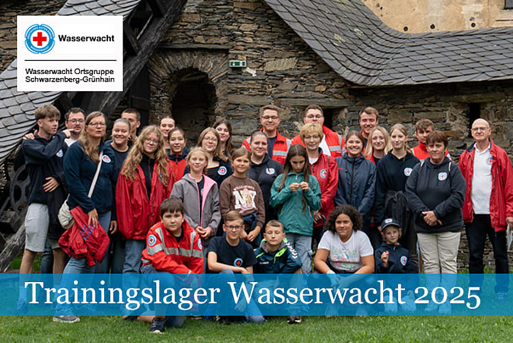 Trainingslager Wasserwacht 2025: Gruppenfoto mit 25 Personen vor einer historischen Mauer