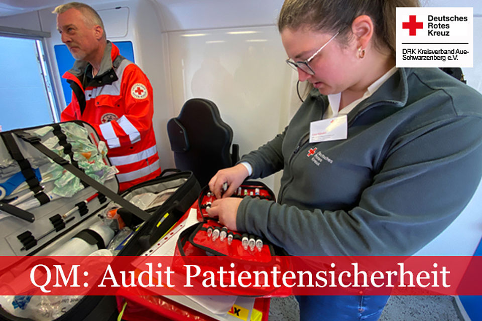 Auditorin Lisa Händel bei der Kontrolle von Medikamenten im RTW.
