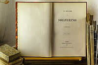Geöffnetes Buch mit dem Titel 'Un Souvenir de Solferino' auf einem Holzständer, umgeben von weiteren alten Büchern