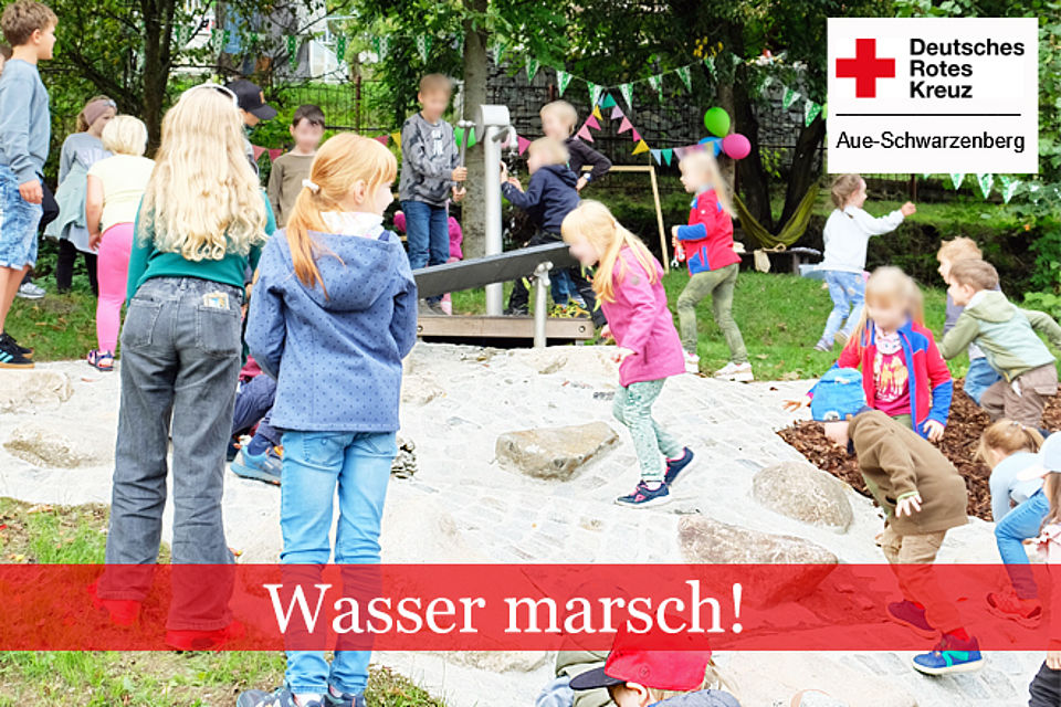 Kinder spielen im Freien