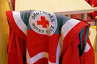 Einsatzjacke des DRK hängt über einem Stuhl