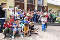 Eine große Kindergruppe steht vor dem Flachbau der DRK Kita "Am Stadtpark"
