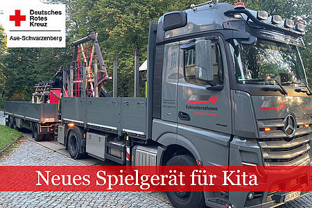 Grauer LKW mit Teilen des Spielgerätes