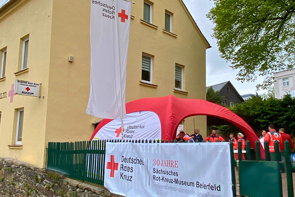 30 Jahre Rotkreuzmuseum Beierfeld: Die Vorbereitungen der Feierlichkeiten auf dem Hof des Museums.