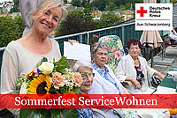Seniorenbetreuerin Kerstin Meister mit einem Blumenstrauß, im Hintergrund sitzen drei Frauen am Tisch