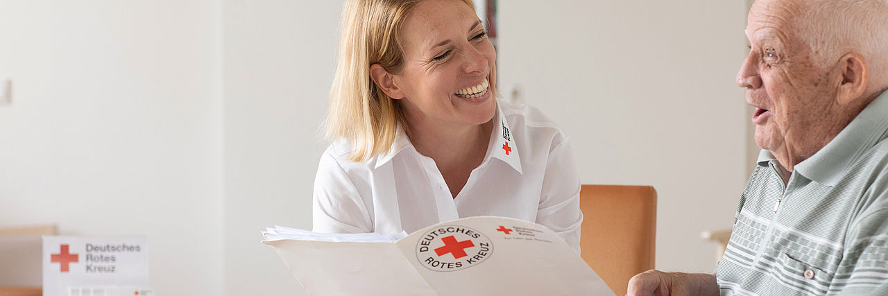 DRK Mitarbeiterin berät einen Senior