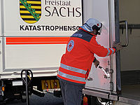 Rotkreuzhelfer am LKW des Katastrophenschutzes