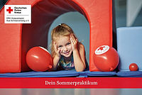 Mädchen schaut aus Spielhaus, am unteren Bildrand roter Textstreifen: Dein Sommerpraktikum