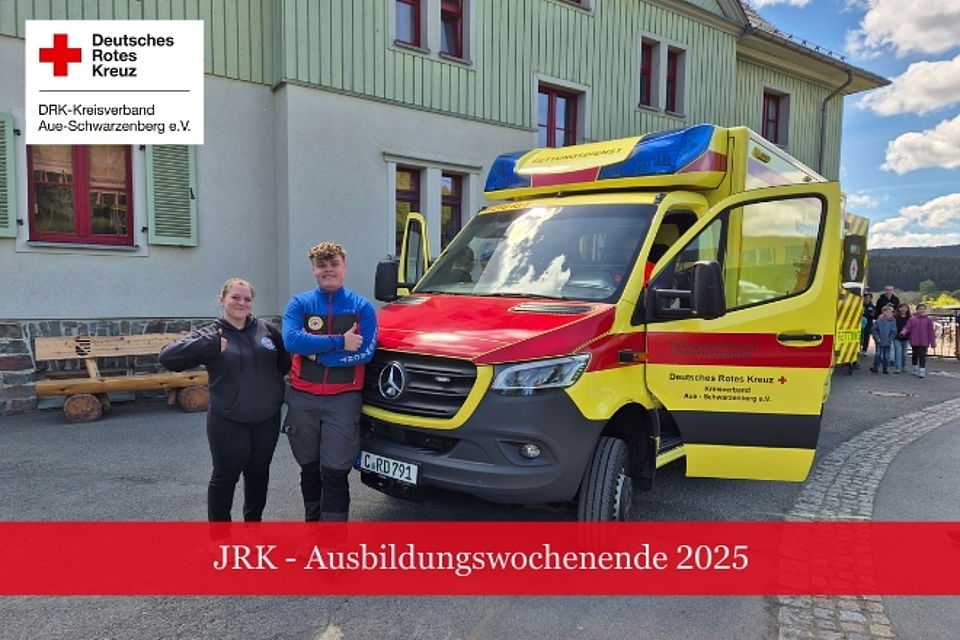Zwei Jugendliche stehen vor einem RTW