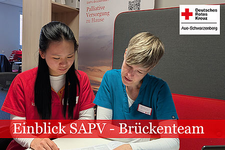 Eine Auszubildende und die DRK- Praxisanleiterin sitzen am Tisch und sind in Unterlagen vertieft.