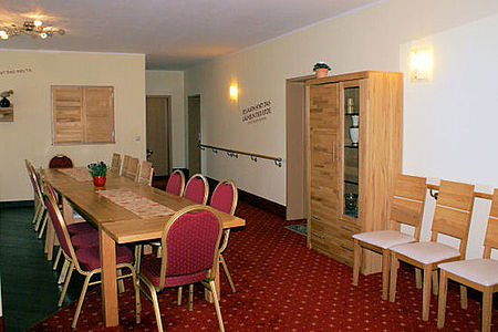 Gemeinschaftsraum mit Tisch und Stühlen