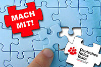Finger setzt letztes Puzzlestück mit Text 'Deutsches Rotes Team' in blaues Puzzle mit rotem Teil 'Mach mit!' ein