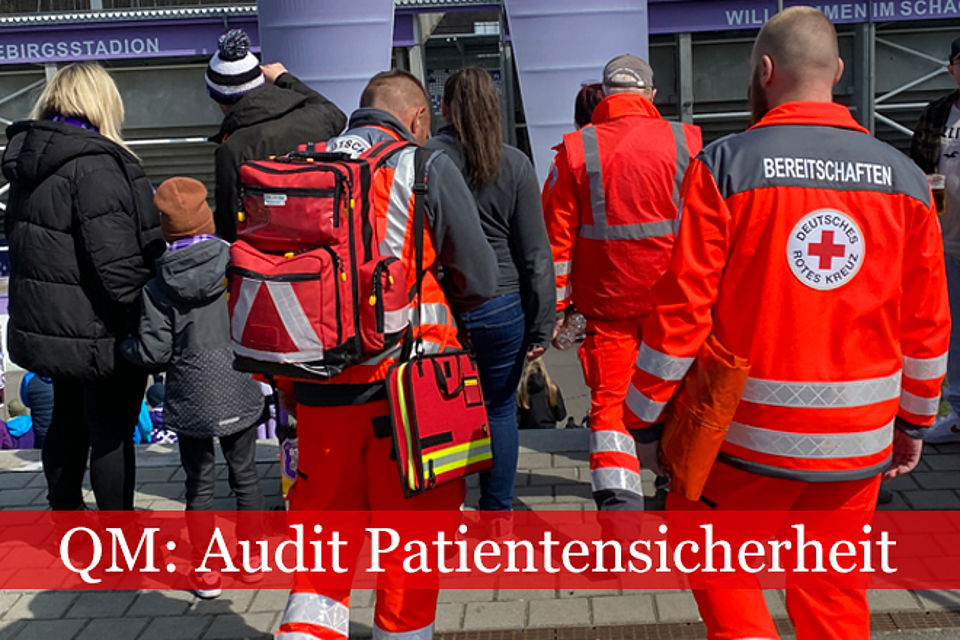 Ehrenamtliche Einsatzkräfte des DRK auf dem Weg ins Erzgebirgsstadion.