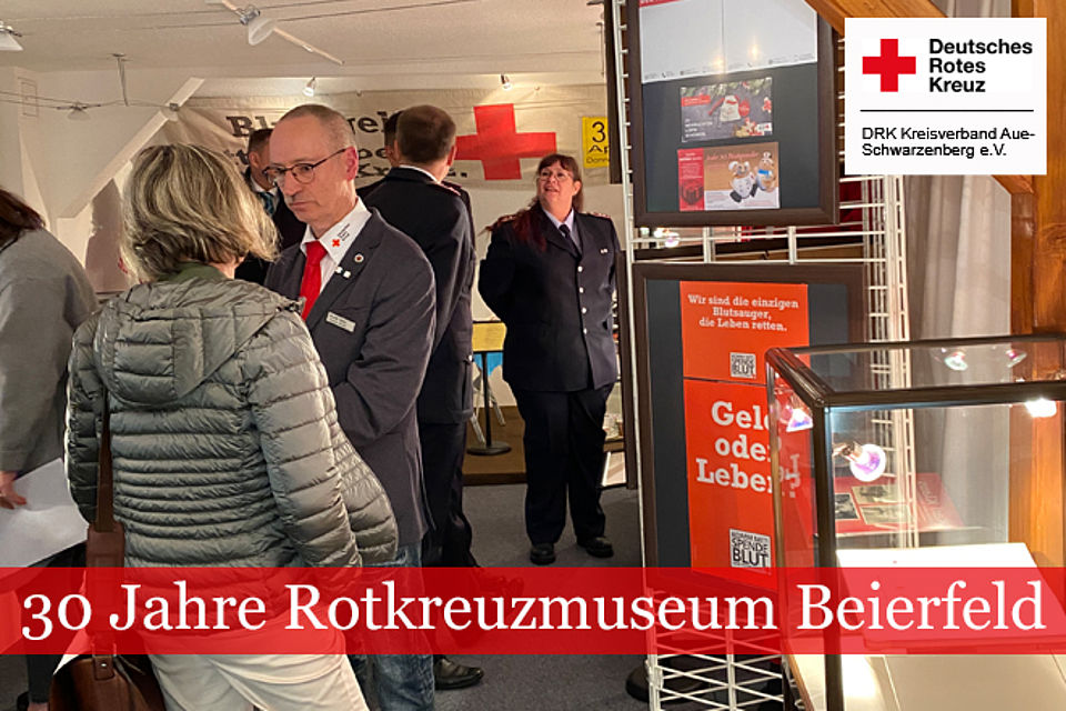 30 Jahre Rotkreuzmuseum Beierfeld: Mehrere Personen besichtigen die Sonderausstellung des Museums