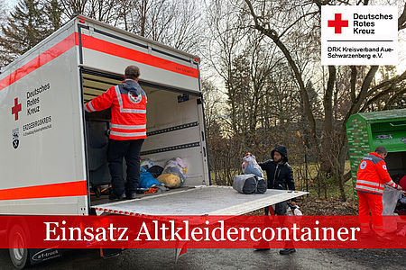 Mehrere DRK Einsatzkräfte leeren einen Altkleidercontainer und laden die Säcke in einen LKW.