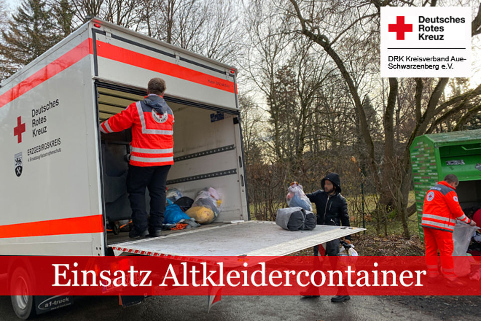 660_2025_Einsatz_Altkleidercontainer.jpg Mehrere DRK Einsatzkräfte leeren einen Altkleidercontainer und laden die Säcke in einen LKW.
