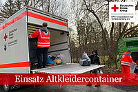 Mehrere DRK Einsatzkräfte leeren einen Altkleidercontainer und laden die Säcke in einen LKW.