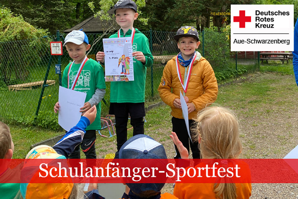 660_2026_Schulanfänger_Sportfest_4.jpg Schulanfänger-Sportfest: Drei Kinder mit Medaillen und Urkunde stehen auf dem Siegerpodest.