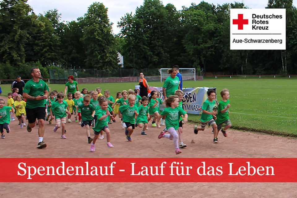 Kinder der Kita Schneeberg beim Start zur Stadionrunde
