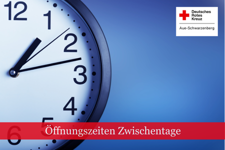 Analoge Uhr vor blauem Hintergrund mit Schriftzug Schließzeiten