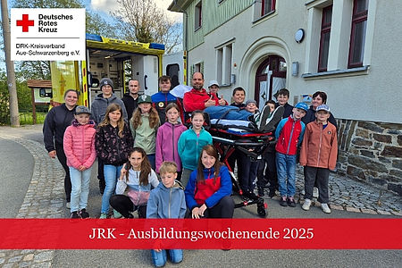 Gruppenfoto der Teilnehmer vom JRK Ausbildungswochenende vor einem RTW