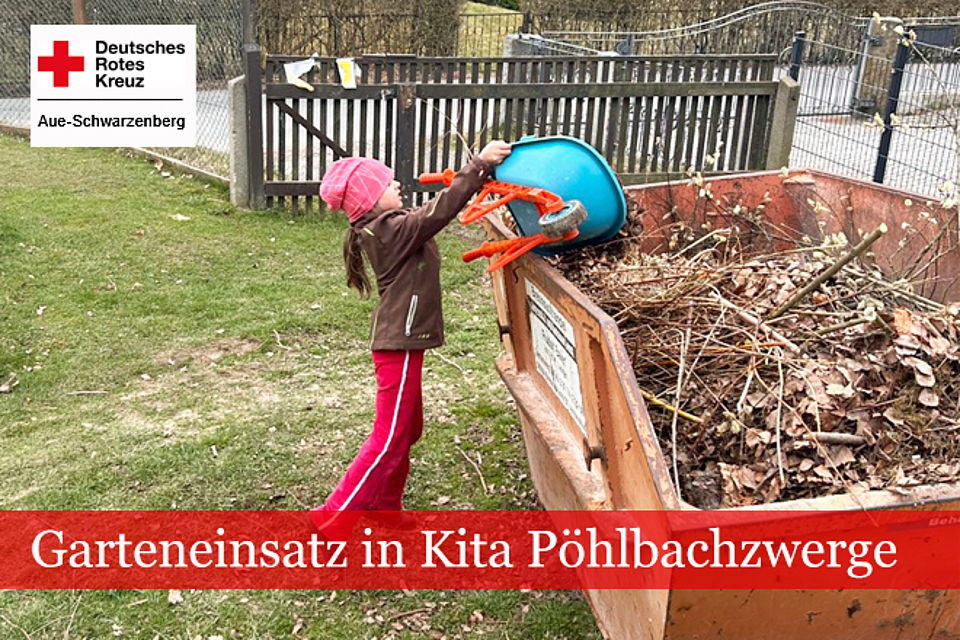 Garteneinsatz: Mädchen leert Kinderschubkarre in einem Abrollcontainer mit Laub
