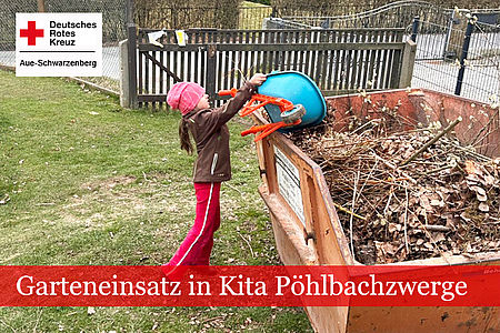 Garteneinsatz: Mädchen leert Kinderschubkarre in einem Abrollcontainer mit Laub