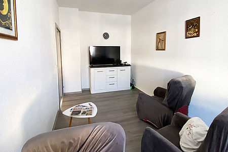 Gemeinschaftsraum mit Fernseher und Fernsehsesseln