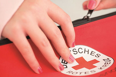 Hand auf DRK Tasche