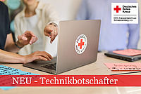 Laptop mit DRK-Logo steht auf einem Tisch. Mehrere Hände zeigen darauf.