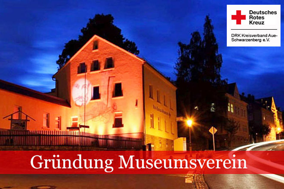 Gebäude des Sächsischen Rotkreuzmuseums angestrahlt zur blauen Stunde
