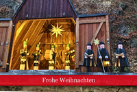 Holzkaue mit lebensgroßen Bergleuten und Kurrendesängern aus Holz