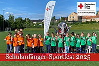 Schulanfänger-Sportfest - Guppenfoto aller Teilnehmer mit Maskottchen Johnny