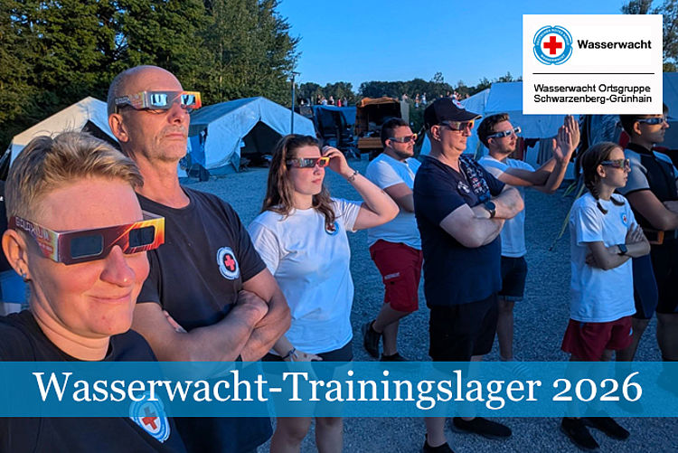 660_2026_Trainingslager_3.jpg Wasserwacht Trainingslager: Teilnehmer des Trainingslagers tragen Schutzbrillen und beobachten die Sonnenfinsternis.