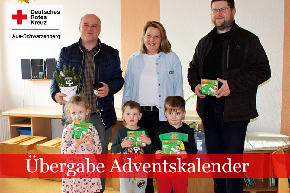 Übergabe Adventskalender: Drei Erwachsenen und drei Kinder halten ihre Adventskalender in die Kamera