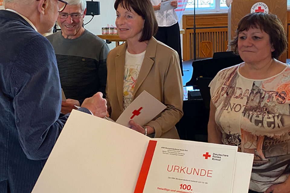 660_2026_Blutspenderehrung_4.jpg Übergabe der Ehrenurkunden an zwei Blutspenderinnen, es ist die geöffnete Urkunde zu sehen
