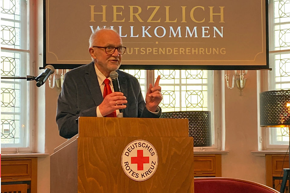 660_2026_Blutspenderehrung_2.jpg Joachim Rudler, Präsident des DRK Kreisverbandes Aue-Schwarzenberg, steht hinter einem Rednerpult mit DRK Logo